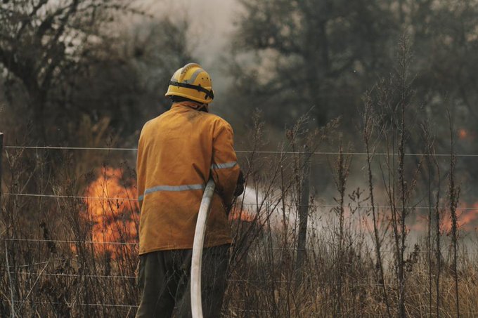 Bomberos siguen combatiendo las llamas en las sierras de Córdoba