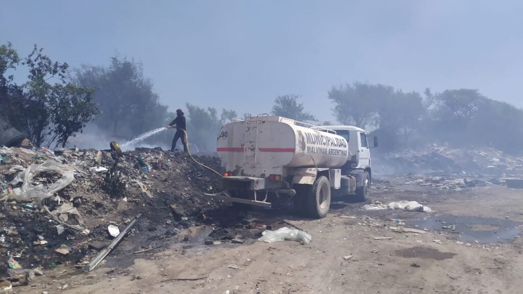 Bomberos de la región combaten un incendio en el basural de Monte ...