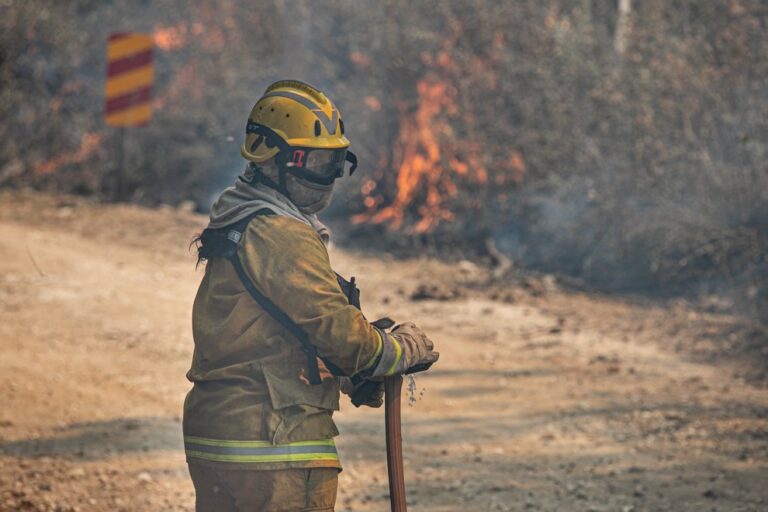 Con fuegos activos en Río Cuarto y Cruz del Eje, bomberos se preparan para otra jornada de incendios