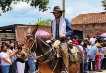 De Colombia a Córdoba: viajó 8.000 kilómetros en mula para llegar al festival de Jesús María