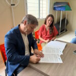 El Intendente Daniel Haniewicz firmó un convenio con Huepil Intendente Daniel Haniewicz firmando el convenio con Huepil