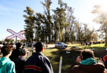 El Rally Cordobés recorrerá Monte Cristo, Malvinas Argentinas y Piquillín Un automóvil de rally atraviesa un camino junto a las vías mientras el público observa la competencia