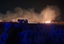 Bomberos extinguieron un incendio de pastizales sobre la ruta 19 Bomberos trabajan durante la noche en un incendio de pastizales junto a la ruta 19 en Monte Cristo.