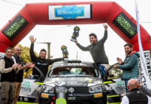 Monte Cristo fue sede de la primera edición del Rally Metropolitano Competidores celebran sobre un auto de rally bajo el arco de llegada del Rally Metropolitano 2026