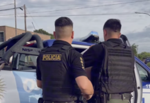Detuvieron a un hombre en Monte Cristo en una causa por robo calificado Dos efectivos policiales junto a un móvil de la Policía de la Provincia de Córdoba