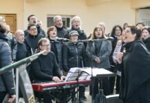 Cuando las voces cruzaron los muros: el Coro de la Legislatura cantó en Monte Cristo Integrantes del Coro de la Legislatura cantan en la Colonia Abierta Monte Cristo, acompañados por piano y su directora.