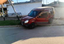 Una mujer fue hospitalizada tras un choque en Malvinas Argentinas Renault Kangoo detenida junto al cordón tras el choque ocurrido en Malvinas Argentinas