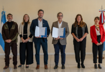 Córdoba suma cursos gratuitos de tecnología, IA y programación Representantes del Gobierno de Córdoba y Personal durante la firma del convenio de capacitación digital.