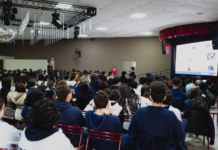 La ExpoCarreras reunió a instituciones educativas y estudiantes de la región Estudiantes reunidos en el Club Defensores durante una charla de la ExpoCarreras de Monte Cristo.