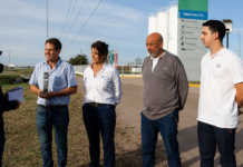 Cattaneo Hermanos, de Monte Cristo, fue distinguida como distribuidora número uno de YPF Agro Integrantes de Cattaneo Hermanos durante una entrevista frente a las instalaciones de la empresa en Monte Cristo, con el reconocimiento de YPF Agro.