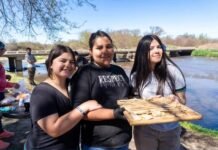 Estudiantes de Piquillín participaron de una jornada de saneamiento y cuidado del río Estudiantes de Piquillín durante la jornada de saneamiento de las costas del río