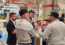 Thiago, el joven cordobés que construyó su propio tractor, recorrió la planta de CNH Thiago Príncipe durante la visita a la planta de CNH en Córdoba junto a autoridades y personal de la fábrica