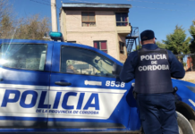 Villa Santa Rosa: recuperaron una motocicleta sustraída durante la madrugada Imagen ilustrativa de un móvil y un efectivo de la Policía de Córdoba