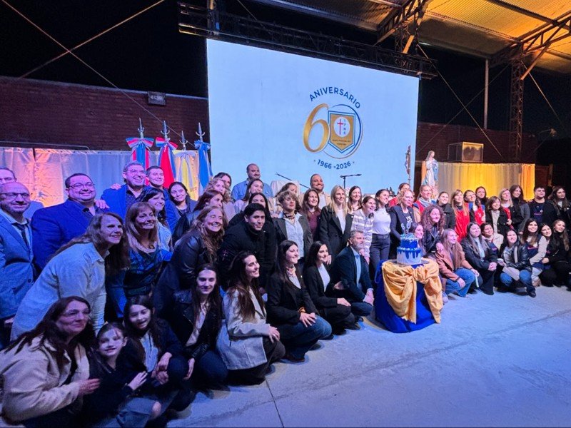 Comunidad educativa durante el festejo por los 60 años del Instituto Parroquial de Monte Cristo