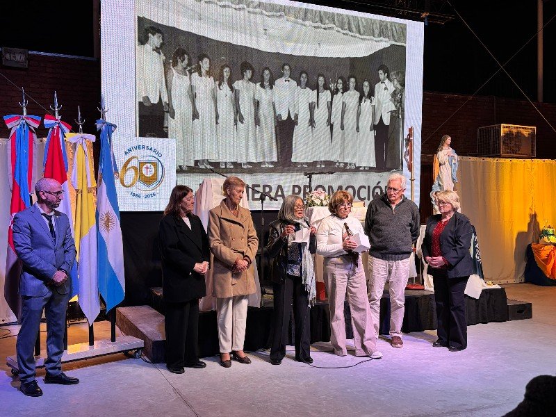 Reconocimiento a integrantes de la primera promoción del Instituto Parroquial de Monte Cristo