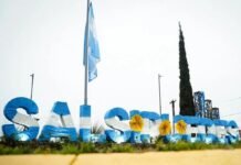 Salsipuedes fue reconocida oficialmente como ciudad tras alcanzar 15.882 habitantes Cartel con el nombre Salsipuedes junto a una bandera argentina en la localidad
