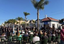 Oncativo conmemoró el centenario de su histórica sede policial Acto por el centenario de la Comisaría de Oncativo frente al edificio histórico, con autoridades, efectivos policiales y vecinos