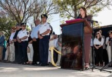 Río Primero: Arneudo destacó la salud, la acción social y nuevos proyectos municipales Mariángeles Arneudo pronuncia un discurso durante el acto por el aniversario de Río Primero, ante autoridades y vecinos