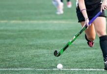 San Martín venció a Córdoba Athletic Negro y sigue líder de la Zona A Jugadora de hockey en una cancha de césped sintético durante un partido