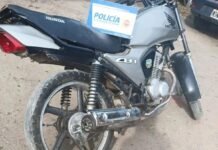 Aprehendieron a dos jóvenes que circulaban en una moto con pedido de secuestro en Malvinas Argentinas Motocicleta Honda CB1 125cc secuestrada durante un procedimiento policial en Malvinas Argentinas