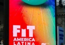 Arroyito difundió su oferta turística en la FIT 2026 Claudia Oberto, representante de Arroyito, frente a la pantalla de la Feria Internacional de Turismo de América Latina