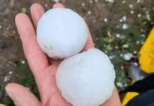 Tormentas y granizo afectan distintos puntos de Córdoba: Carlos Paz y Punilla siguen bajo alerta naranja Dos piedras grandes de granizo sostenidas en la mano, con más granizo sobre el suelo