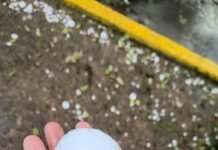 Granizo afectó a varias localidades de Córdoba y complicó la circulación Dos piedras de granizo de gran tamaño sostenidas en una mano, con más hielo acumulado en el suelo
