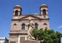 Villa Santa Rosa tendrá una jornada de cicloturismo de 45 kilómetros Santuario de Villa Santa Rosa y estatua de San José Gabriel del Rosario Brochero bajo un cielo despejado