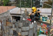 Construyen una escultura de Brochero de 10 metros para la Autopista Córdoba-Carlos Paz Trabajador suelda la estructura de hierro reciclado de la escultura monumental dedicada al Santo Cura Brochero