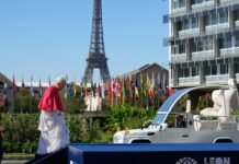 León XIV completó una gira de cuatro días por Francia con escalas en París, Lourdes y Metz El papa León XIV camina junto a un vehículo en París, con la Torre Eiffel y banderas internacionales de fondo