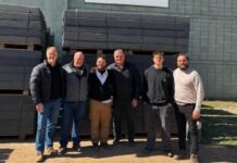 Una empresa de Monte Cristo comenzó a entregar durmientes reciclados en Chile y cotiza para México Personas junto a pallets de durmientes ferroviarios fabricados por Circularis en Monte Cristo