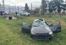 Vuelco en la ruta 19: cuatro personas resultaron heridas a la altura de Monte Cristo Automóvil Volkswagen Voyage volcado y dañado al costado de una banquina, cerca de un canal, con personal de emergencia en el lugar