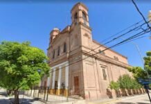 Villa Santa Rosa: detuvieron a un hombre tras un aviso por un presunto ingreso a un inmueble Exterior de una parroquia de ladrillo con torres, entrada principal y rejas laterales