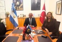 Río Primero presentó su potencial productivo ante la Cámara de Comercio Argentino-Turca Mariángeles Arneudo y Özgür Yücel Demir durante una reunión de trabajo, junto a las banderas de Argentina y Turquía