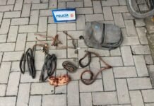 Monte Cristo: aprehendieron a dos hombres por el presunto robo de cables de cobre Cables y caños de cobre junto a una mochila, sobre una vereda, durante un procedimiento policial en Monte Cristo