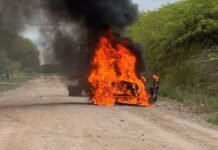 Monte Cristo: un Renault Megane se incendió en la vía pública Automóvil envuelto en llamas y humo negro sobre una vía pública de Monte Cristo