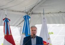 Inauguraron y pusieron en marcha un parque solar fotovoltaico en El Tío Persona brinda un discurso frente a un atril durante la inauguración del Parque Solar Fotovoltaico El Tío - Villa Concepción