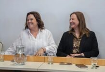 Mariángeles Arneudo participó de un congreso de comunicación gubernamental en Villa María Panel de un congreso de comunicación gubernamental con dos mujeres sentadas en una mesa