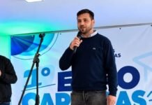 Malvinas Argentinas realizó la Expo Carreras 2026 con instituciones educativas de Córdoba Persona habla con un micrófono frente a un escenario de la Expo Carreras 2026 en Malvinas Argentinas