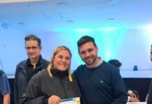 Entregaron microcréditos del Banco de la Gente en Malvinas Argentinas Una mujer sostiene un certificado de crédito junto a un hombre durante una jornada institucional en Malvinas Argentinas