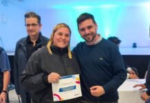 Entregaron microcréditos del Banco de la Gente en Malvinas Argentinas Una mujer sostiene un certificado de crédito junto a un hombre durante una jornada institucional en Malvinas Argentinas