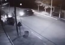 Villa Santa Rosa: chocó contra un comercio y dio positivo en alcoholemia Imagen de una cámara de vigilancia en Villa Santa Rosa, donde se observa un automóvil durante el incidente frente a un comercio.