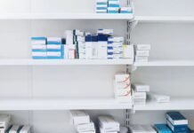 Remediar: redujeron de 128 a seis los principios activos del listado y Córdoba rechazó la medida Estanterías con cajas de medicamentos de distintos tipos y dosis en un espacio de almacenamiento sanitario