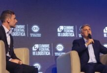 Llaryora reclamó una estrategia nacional de infraestructura y logística en Buenos Aires Martín Llaryora expone en un escenario durante la Cumbre Federal de Logística