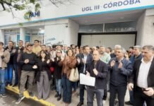 Intendentes reclamaron ante PAMI Córdoba por deudas y cambios en medicamentos Personas reunidas frente a la sede de PAMI y UGL III Córdoba durante un reclamo por prestaciones y medicamentos