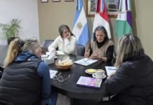 Obispo Trejo y MURUPUE proyectan una agenda de trabajo conjunto Mujeres participan de una reunión de trabajo alrededor de una mesa en una oficina institucional