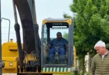 Río Primero: comenzaron las obras de la Laguna de Retardo y cortaron el tránsito en calle Alvear Máquina excavadora trabaja sobre el terreno donde se ejecuta la obra de la Laguna de Retardo en Río Primero