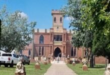 Reabrió el Castillo de Lis en Río Primero con una propuesta gastronómica y de eventos Vista frontal del Castillo de Lis en Río Primero, con su edificio de ladrillo, jardines, esculturas y sendero de acceso