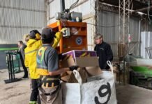 Oncativo reactivó su Centro Ambiental con nueva tecnología para recuperar materiales Trabajadores manipulan cartón junto a una máquina compactadora y bolsas para materiales reciclables en el Centro Ambiental de Oncativo