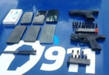 Operativos policiales en 11 localidades dejaron 13 detenidos Teléfonos celulares, armas de fuego, municiones y un cuchillo exhibidos sobre una superficie con identificación policial